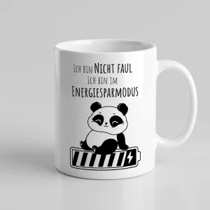 Panda-Tasse «Ich bin nicht faul, ich bin im Energiesparmodus» Oneliner-Motiv — Tasse weiss Henkel rechts 330 ml