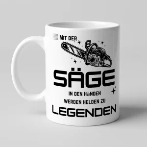 Weisse Saege-Tasse mit Kettensaege, Henkel links, Spruch Helden werden zu Legenden