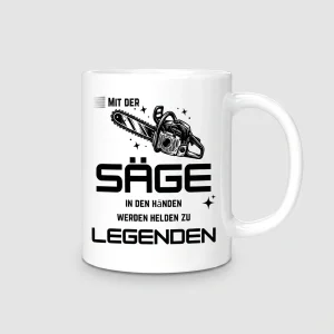 Weisse Keramiktasse mit Kettensaegen-Motiv und Spruch Mit der Saege in den Haenden werden Helden zu Legenden