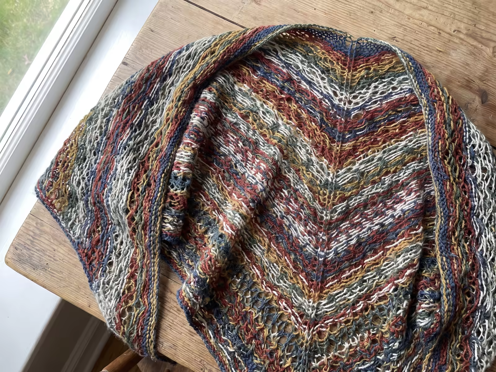 Ein zartes Lochmuster, auch Lace-Ajourmuster genannt, in einem luftigen, hellen Stricktuch.
