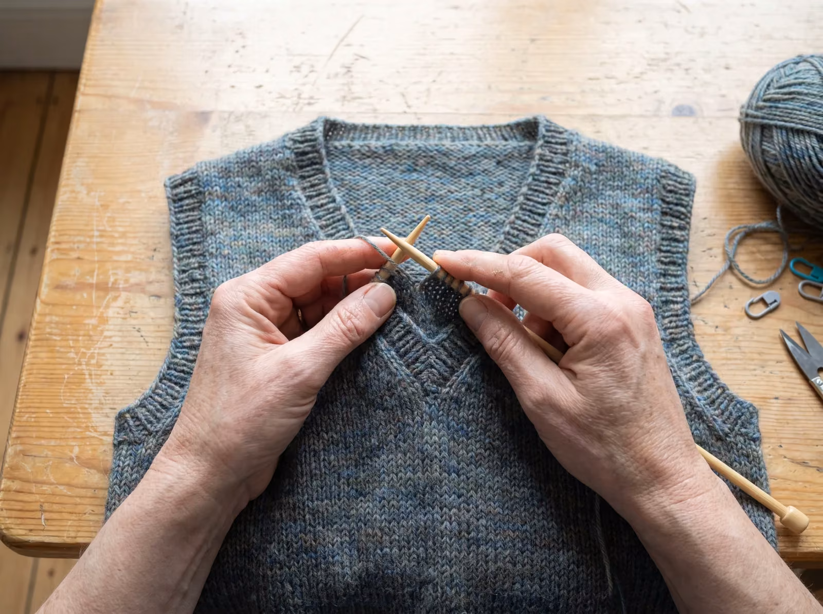 V-Ausschnitt am Vorderteil durch regelmäßige Abnahmen stricken