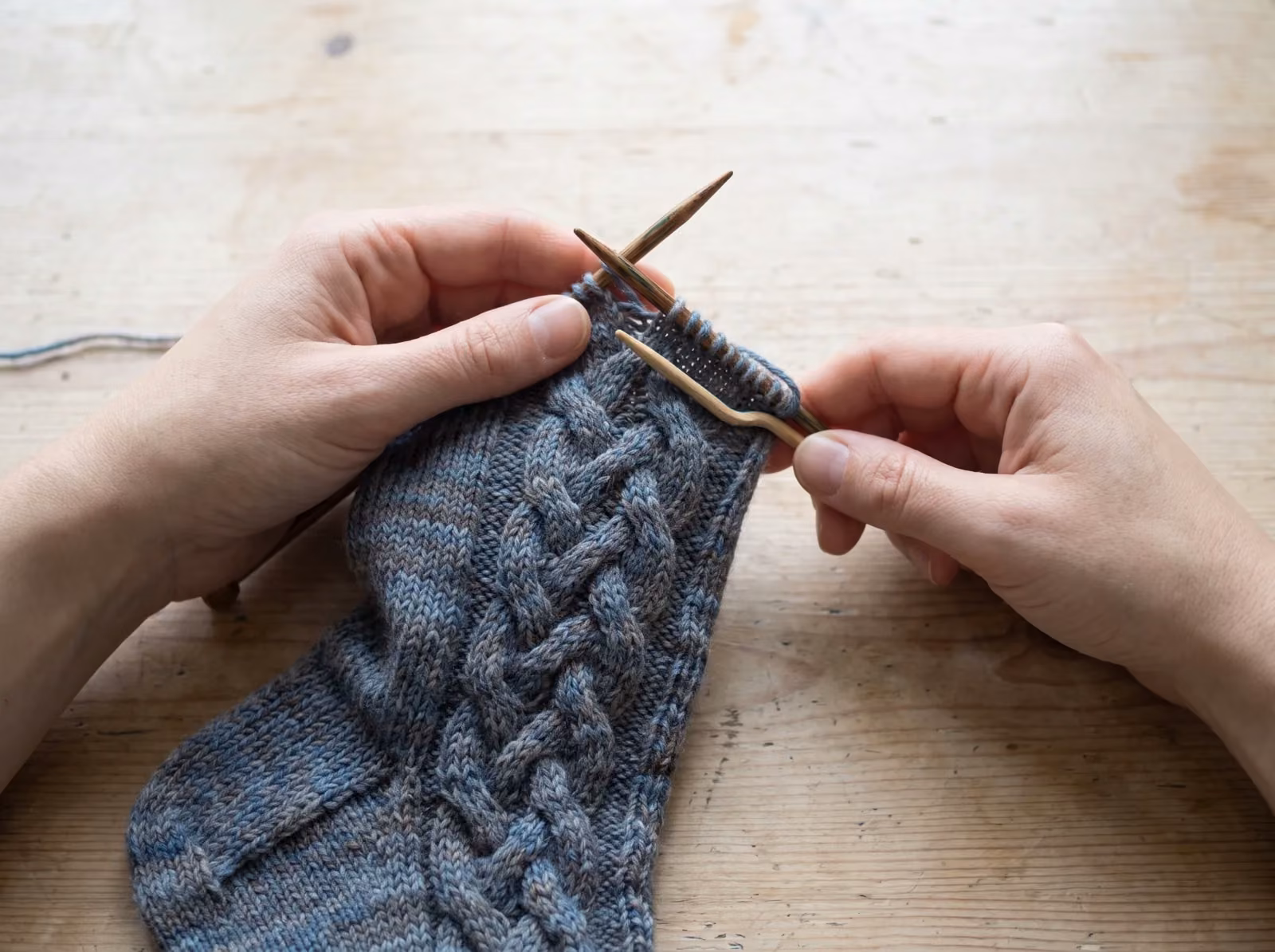 Zopfmuster am Sockenschaft, mit einer Zopfnadel gestrickt