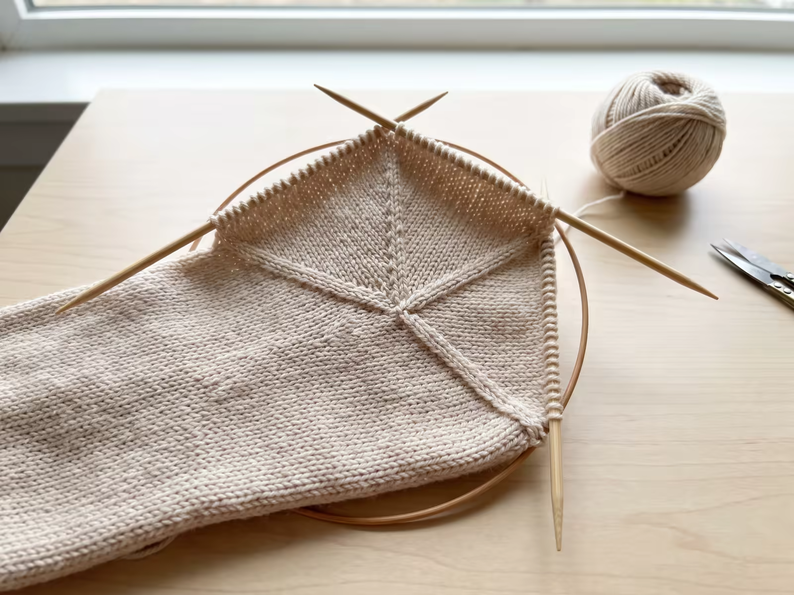 Abnahmen an einer gestrickten Sockenspitze, die Form einer Band- oder Sternspitze ist erkennbar.