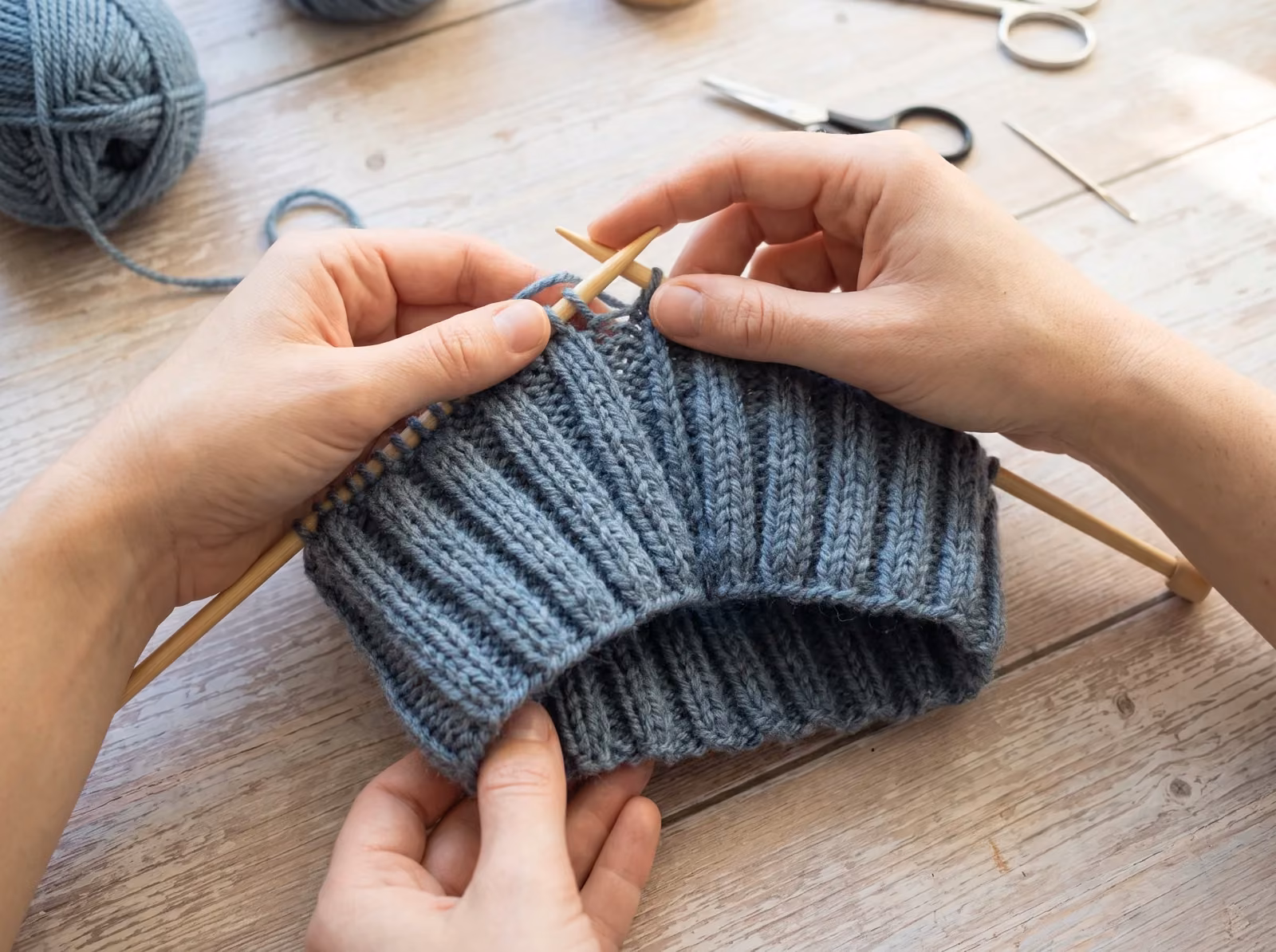 Stirnband flach im Rippenmuster auf geraden Nadeln stricken